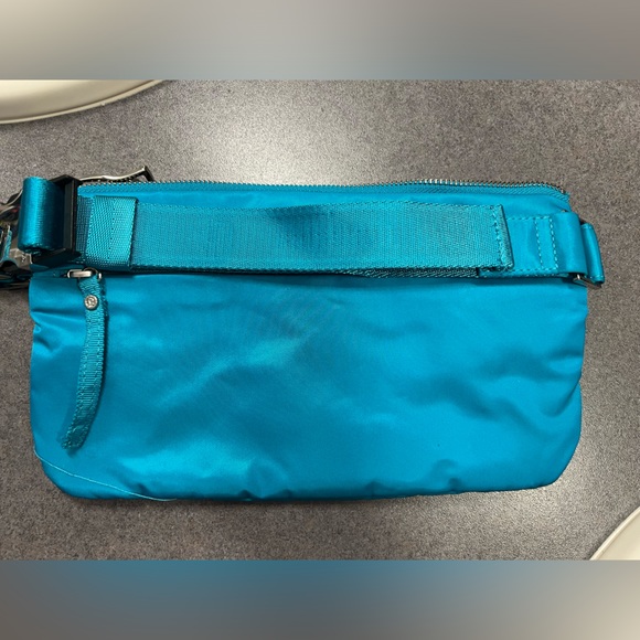 Lululemon athletics belt bag / Fanny Pack. Teal colored - Picture 4 of 7